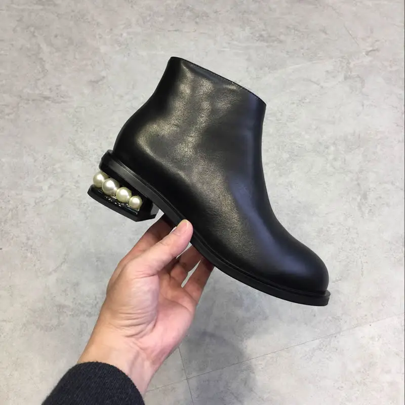 

First layer of leather boots Pearl with boots Bare boots