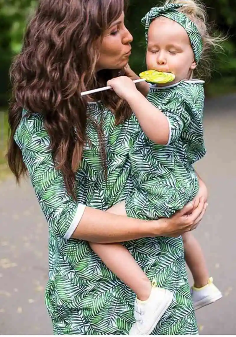 

Mother Daughter Fresh Green Dresses Family Matching Clothes 2018 baby Gril Floral Clothes Family Autumn Half Sleeve Look