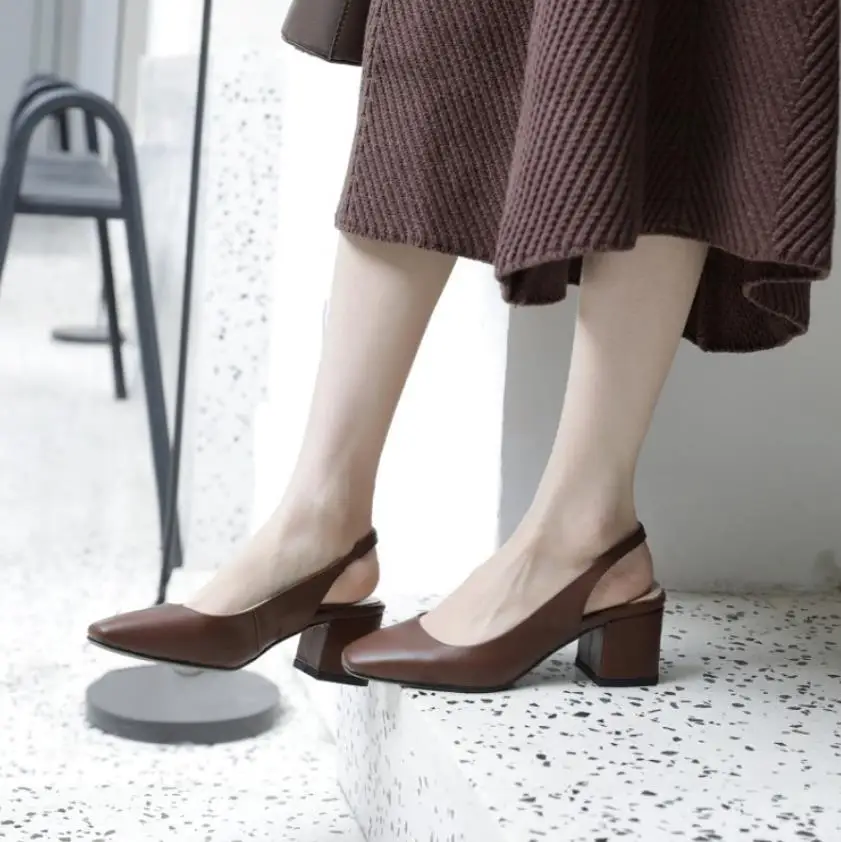 

Spring and summer new Korean version of the square head leather with comfortable handmade sandals
