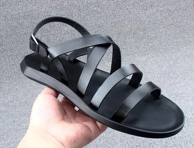 

The new men's sandals go well with the Korean version of the personalized loafers, the soft-soled sandal for men's summer trend
