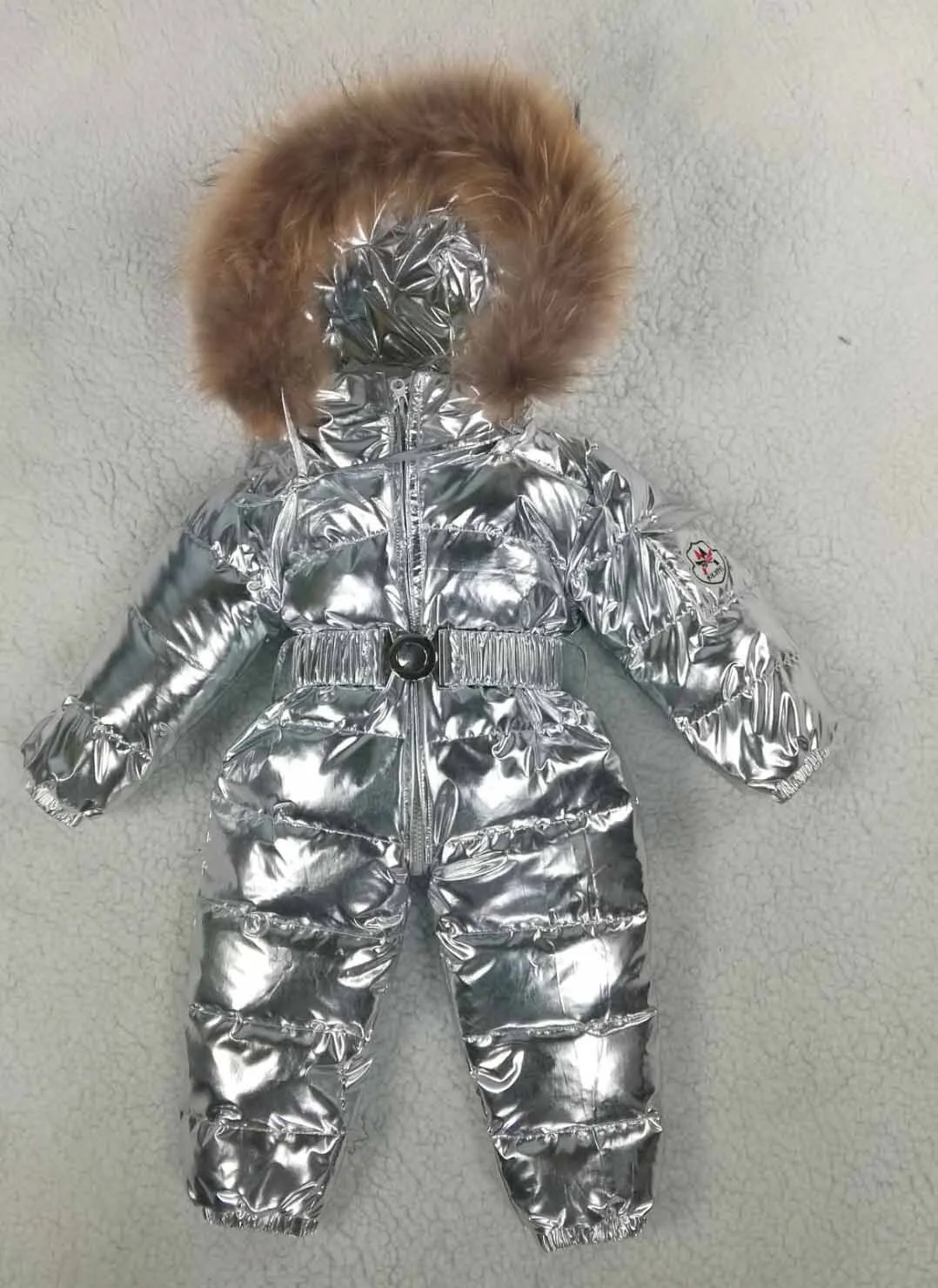 shiny silver Детский комбинезон с воротником из меха енота, теплая зимняя одежда Зимняя верхняя одежда для маленьких девочек и мальчиков, От 0 до 5 лет Детские зимние комбинезоны - Цвет: shiny silver