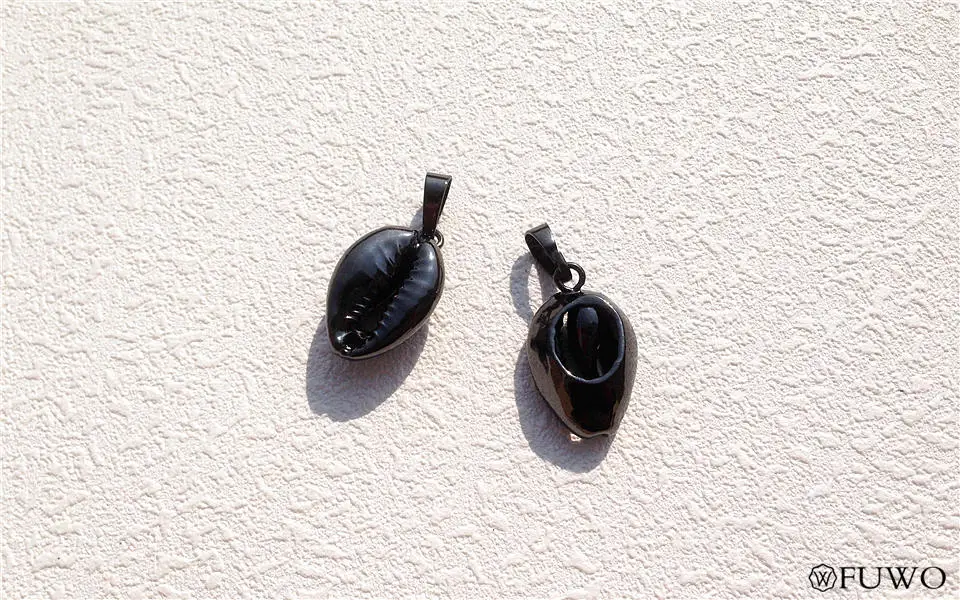 Natural Cowrie Shell Pendant 09