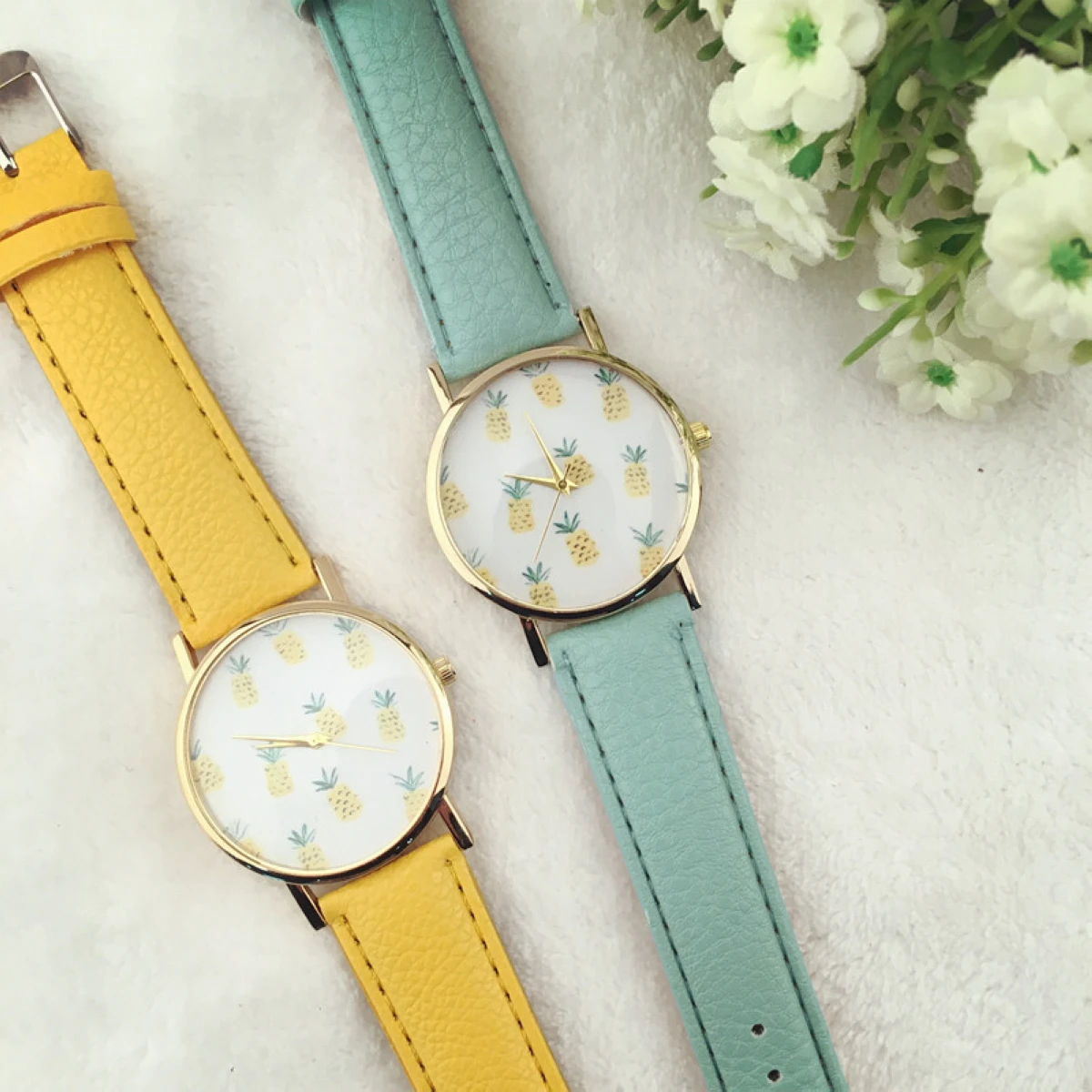 Women`s Fashion Pineapple Pattern Leather Band Analog Quartz Wrist Watch