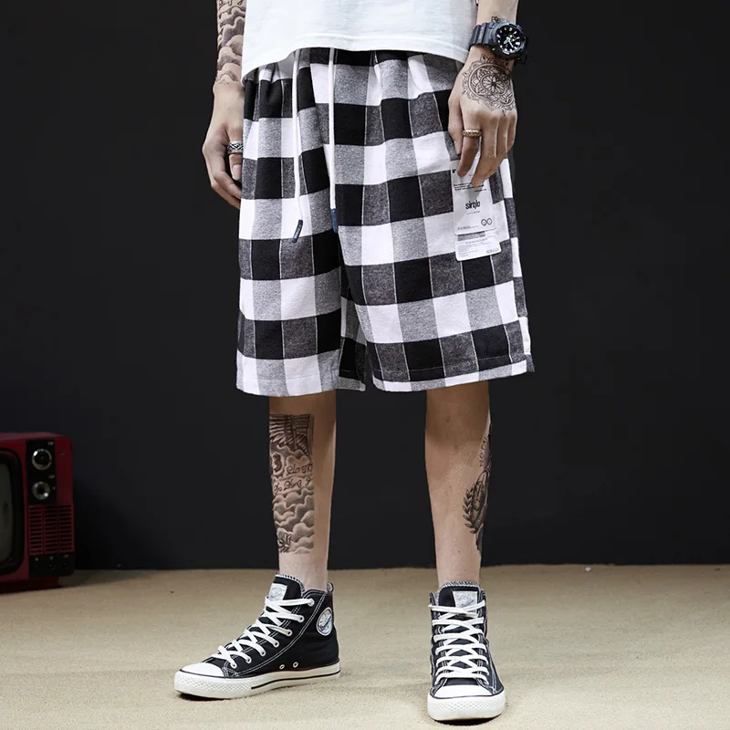В европейском и американском стиле Хай-стрит Черный и белый цвета клетчатые шорты мужские прилив в стиле «Ретро» для вождения и отдыха свободные прямая трубка строка