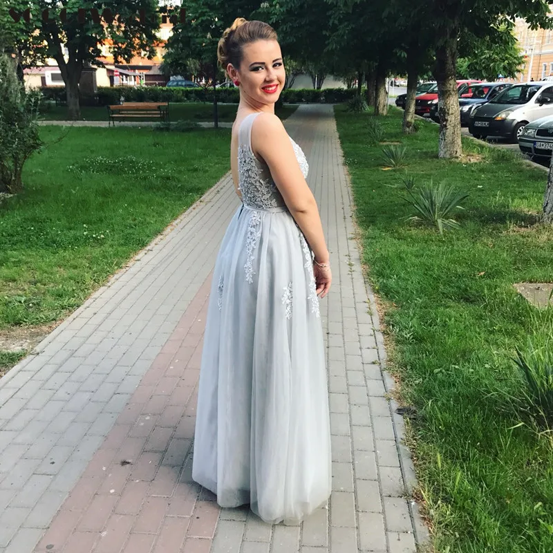Женское вечернее платье SOCCI Weekend серое кружевное с бисером и открытой спиной