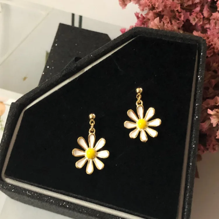 

Tremella earrings female summer wild girl heart simple earrings small fresh daisy flowers DE13