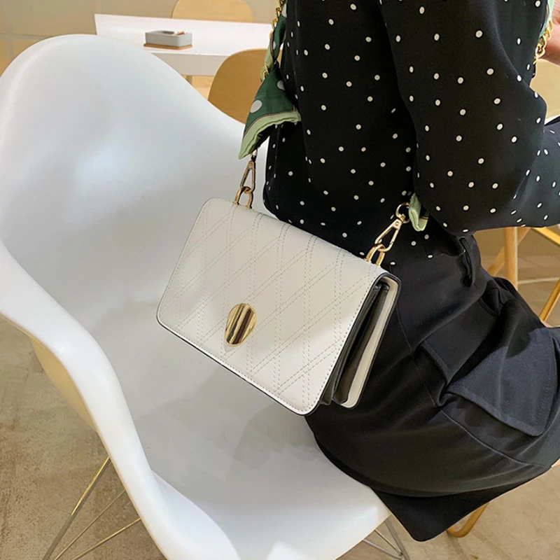 

2019 New Korean Fashion Versatile Cross-body Bag With A Small Square Style On One Shoulder With A Ringed Chain