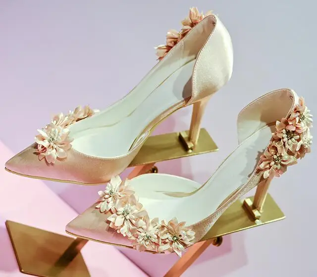 Элегантные свадебные туфли на высоком каблуке с цветком цвета шампанского; свадебные туфли на высоком каблуке с острым носком, украшенные цветами; реальные фотографии