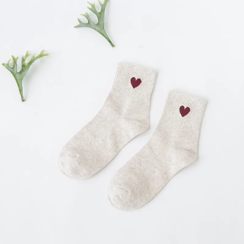 Высококачественные хлопковые носки с большим красным сердцем, модные весенне-осенние женские носки, милые однотонные носки с сердечком