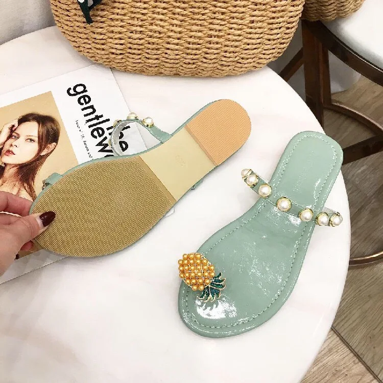 Г. женские летние шлепанцы новая Корейская версия милые сандалии на плоской подошве с открытым носком, украшенные ананасом и жемчугом вьетнамки