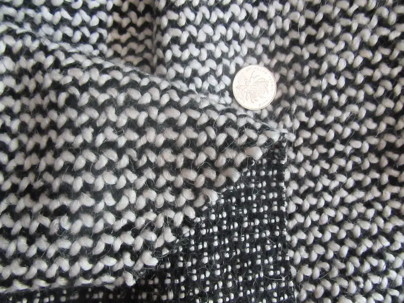Твидовая ткань черный и белый цвет плетение 80% шерсть содержание 5" в ширину по метру