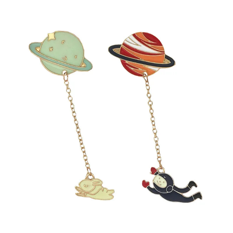 

Creative Space Series Brooches Enamel Pin Planet Astronaut Chain Brooches Button Pin Backpack Denim Jackets Cloth Accessories