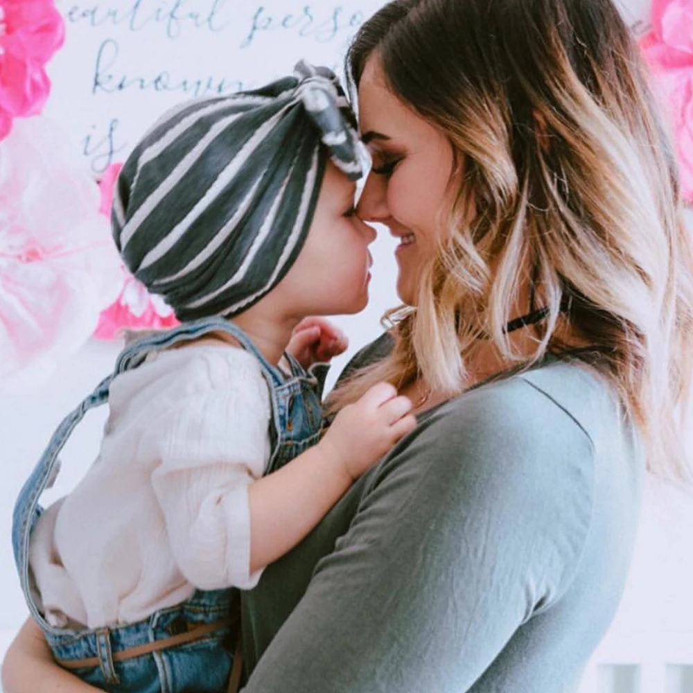 

Toddlers Striped Bow knot Hats BeBes Turban Hood Black White Knotted Cap Cotton Soft Hats Newborn Headdress Baby Warm Beanie