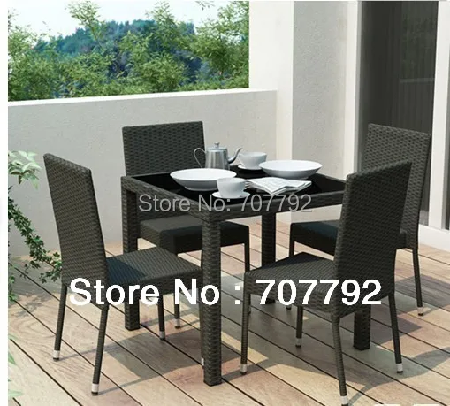 Nuevo juego de comedor y sillas de 5 piezas de Patio de mimbre en Mesas