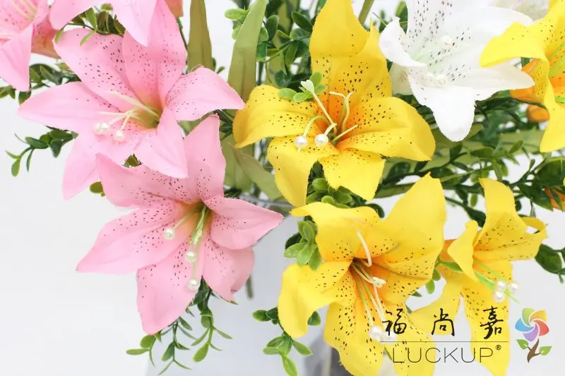 

1 PCS Beautiful Artificial 7 Flower heads Lily Bunch Silk Flowers Home Wedding Bouquet Decoration 6 Colors Available F484