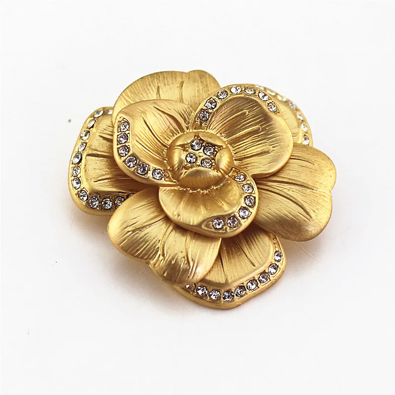 

2018 New European and American retro matte golden leaves camellia set with gems ladies fashion personality brooch