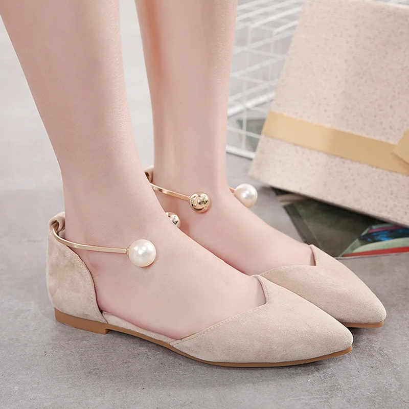 

2018 autumn new sweet style flat shoes women fashion simple and comfortable pearl decorative pointed solid color casual shoes.