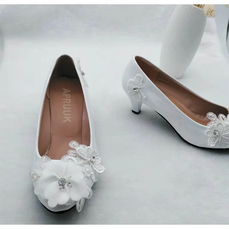 Женские свадебные туфли; Новинка года; милые свадебные туфли-лодочки с белыми цветами; туфли на низком каблуке; большие размеры; Свадебная обувь