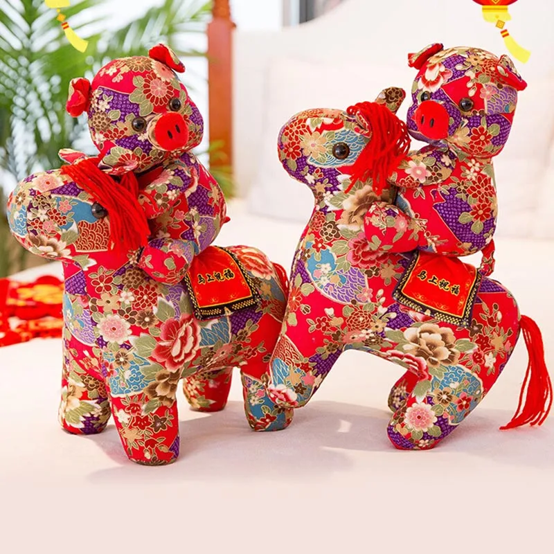 

2019 NEW YEAR Mascot Desktop Decor Pig Shape Floral Cloth Doll Festive Pig Plush Ornament With Chinese Knot Suction Cup Lanyard