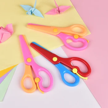 

New 1 Pcs 137mm Mini Safety Round Head Plastic Scissors Student Kids Paper Cutting Minions Supplies for Kindergarten School