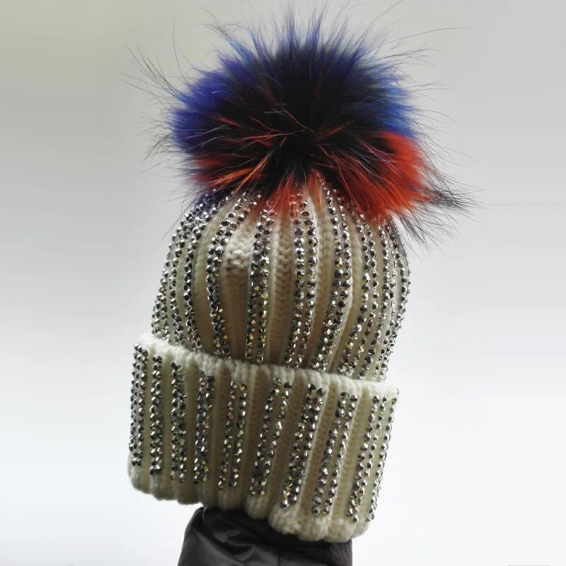 KNB013A, ручная работа, стразы, съемные, Skullies, зимняя теплая шапка для женщин, радуга, мех енота, помпон, вязаные шапки, шапочки, шапки