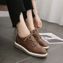 Демисезонная женская обувь в винтажном стиле обувь на плоской платформе в британском стиле женские оксфорды с острым носком, на шнуровке, с заклепками, OULYYYOGO