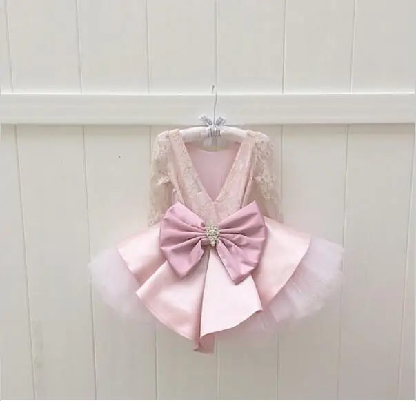 

Cute White Ivory Lace Flower Girl Dresses with bow Knee Length Crystals Sash Lovely Kids First Birthday Party Dress Ball Gowns