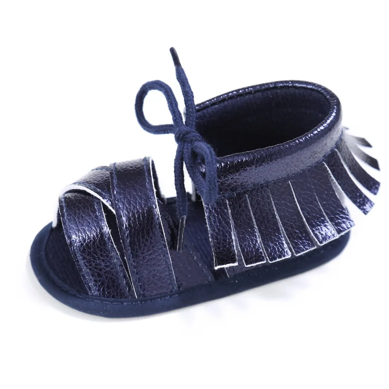 0-18 M летние девочки сандалии Искусственная кожа Мокасины мягкой подошвой сандалии Модные дышащие выдалбливают новорожденных туфли
