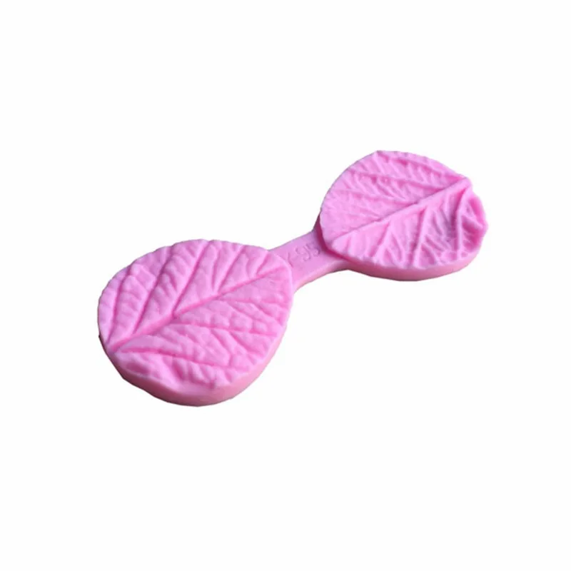 

The cake is decorated with silica gel and sugar mold. 2 leaves, small flowers, G169.