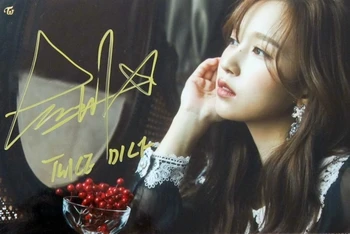

signed TWICE SANA autographed photo The Year of Yes 5*7 freeshipping 122018A