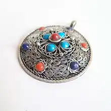 TBP081 Непальские винтажные Подвески тибетские серебряные подвески-Амулеты с инкрустацией разноцветными бусинами