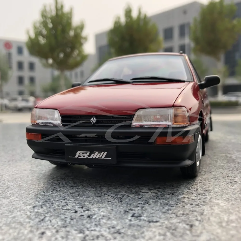 Литой автомобиль модель Yiqi китайский Тяньцзинь Xiali TJ7100 седан 1:18(красный)+ маленький подарок
