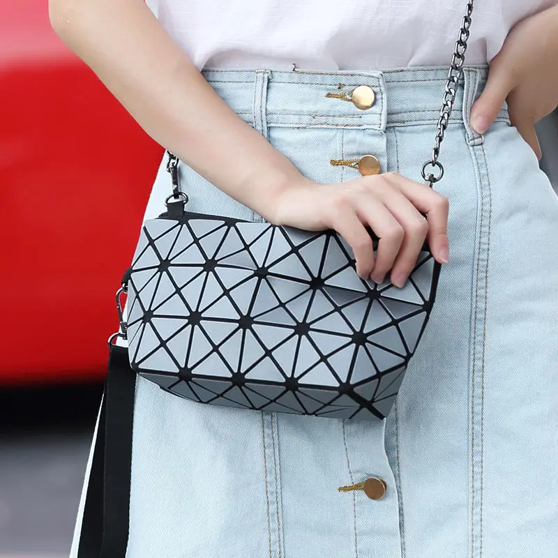 

AOXYZ Plaid Laser Bag Geometric Shoulder Bags Casual Mini bao Makeup Crossbody Bags for Women Messenger Bag