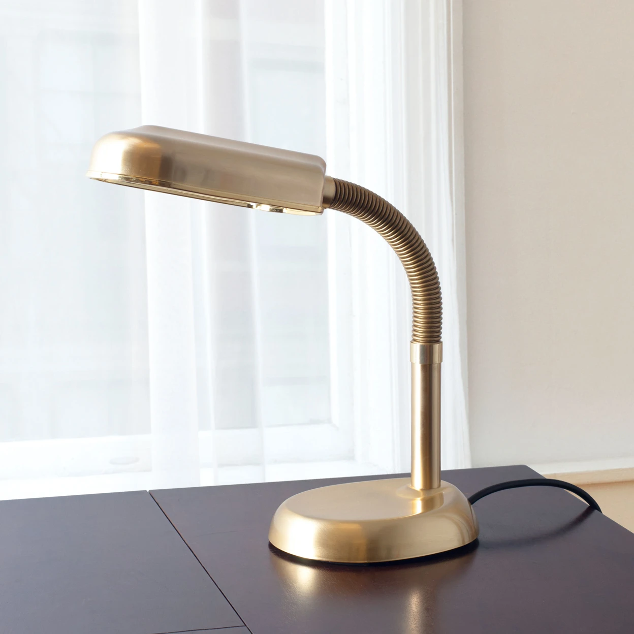 Natural Spectrum Sunlight Desk Lamp White Light for Reading Gooseneck Brass (1)