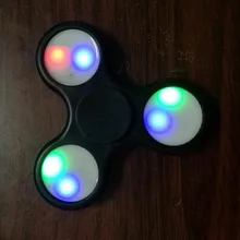 СВЕТОДИОДНОЕ Освещение Ручной Spinner Пластиковые Игрушки Для Аутизма СДВГ Беспокойство Стресса Фокус Палец Гироскоп FJ88