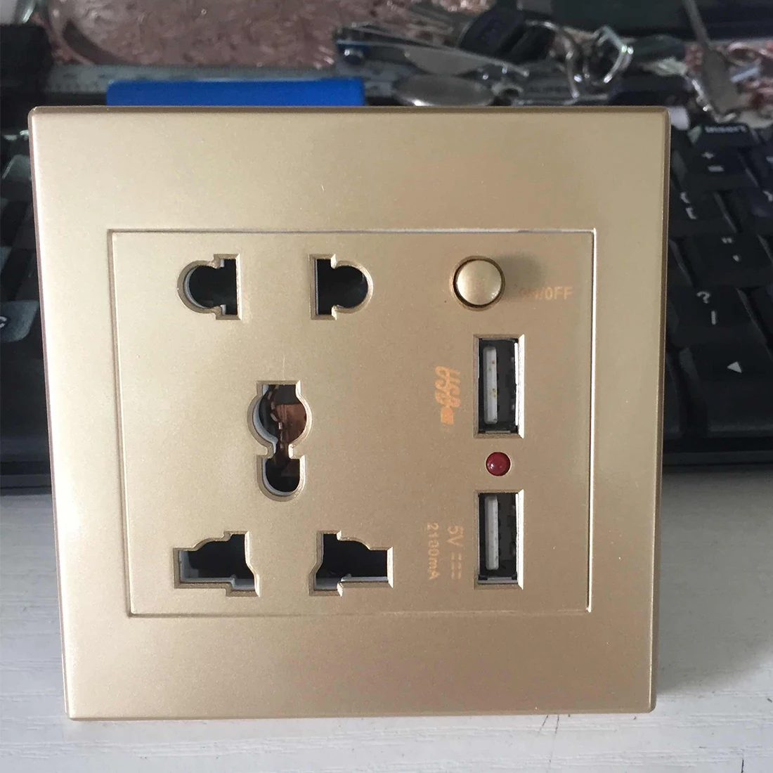 Многофункциональное зарядное устройство с двумя usb разъемами пять переключатель