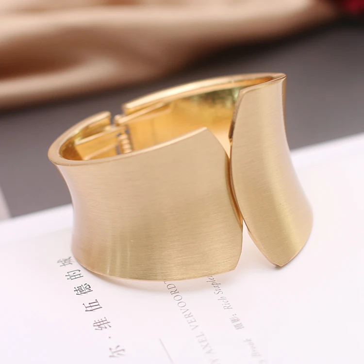 

Metal exaggerated/HYPERBOLE wide opening bracelet for women