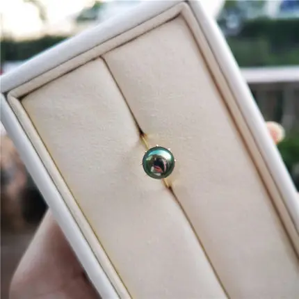 

Woman's reen mirror pearl ring
