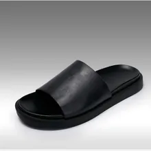 Мягкая кожа скольжения на тапочки на плоской подошве модные дизайнерские мужские шлепанцы летние сандалии в римском стиле Стиль Горячая