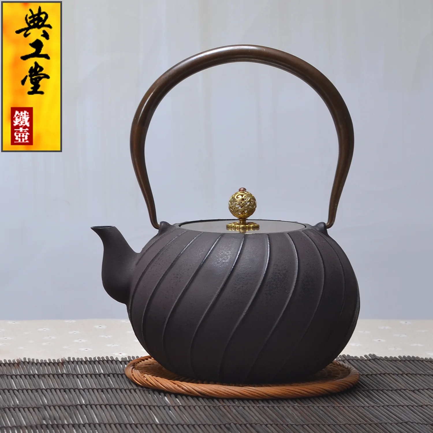 

Drinkware 2016 Cast Iron Tea Pot No Coating Japanese Kung Fu Tea Set Uncoated Stripe Kettle Pot With Filter 1200CC Hot Sale