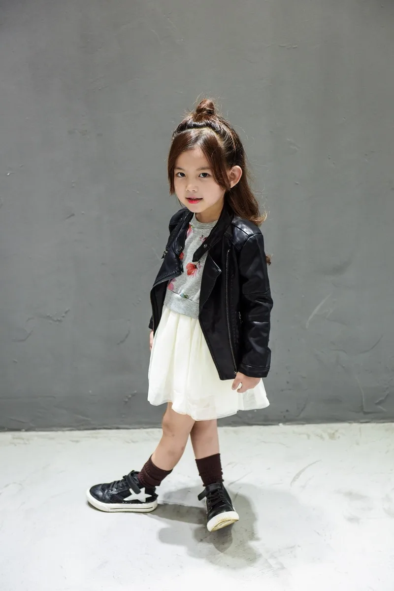 Коллекция года, Весенняя кожаная куртка для маленьких девочек и мальчиков корейская детская одежда черное пальто-кардиган на молнии для малышей Верхняя одежда для детей возрастом от 2 до 7 лет