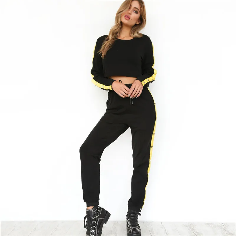 Спортивный костюм с заклепками по бокам 2 шт. Женский комплект укороченный топ