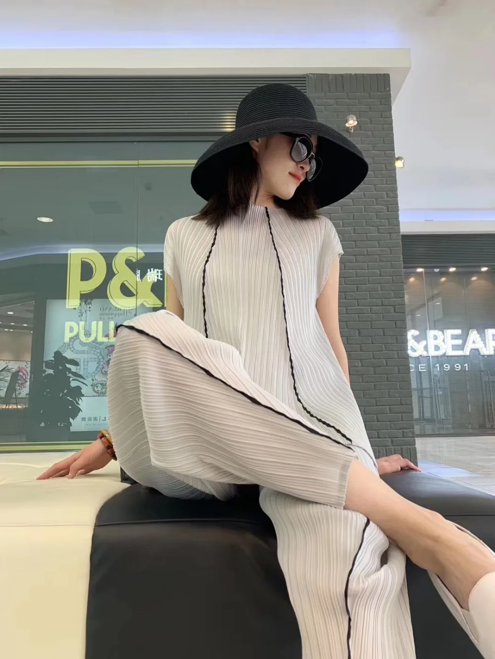 Лидер продаж модный костюм Miyake футболка с короткими рукавами и вырезом лодочкой +