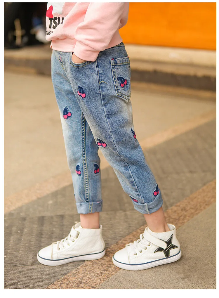 Детская одежда джинсы для девочек новинка года весна-осень стильные штанишки для малышей штаны с вышивкой вишенок на возраст от 3 до 12 лет