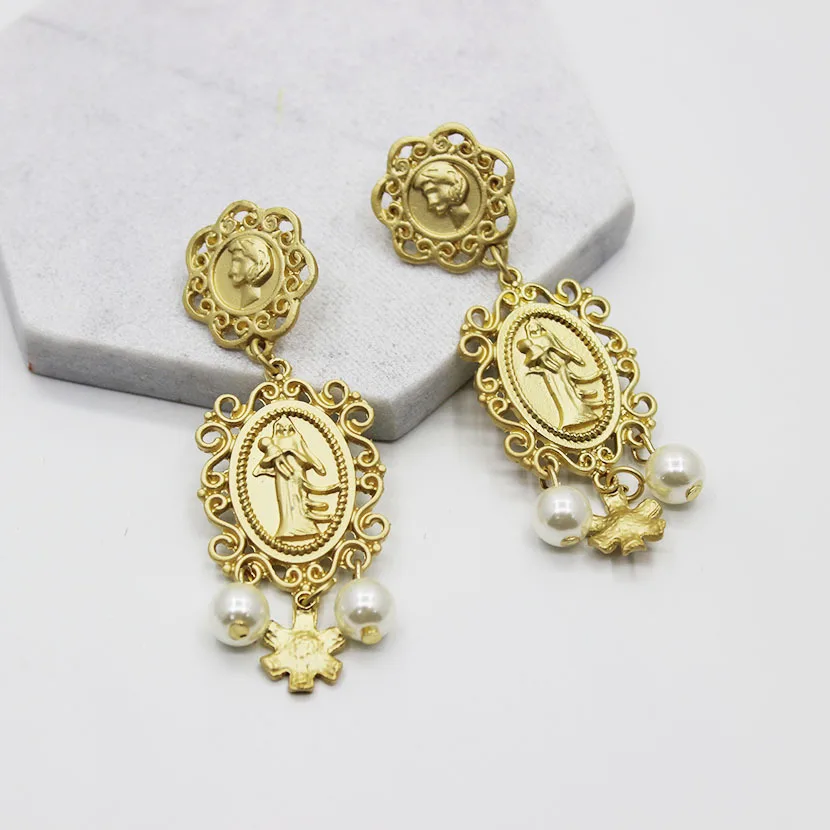 

New Baroque earrings catwalk models fashion beauty head pearl long earrings 110