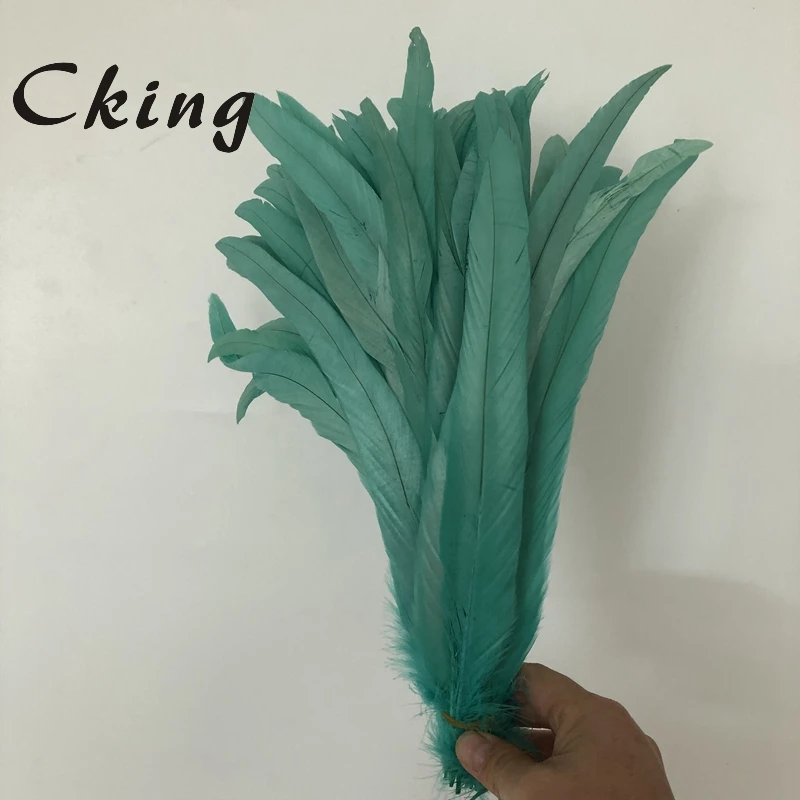 

Cking 100pc water blue Dyed chicken feather 20-25cm 8-10inches diy rooster coque feather for trims boas fringes wedding decorate