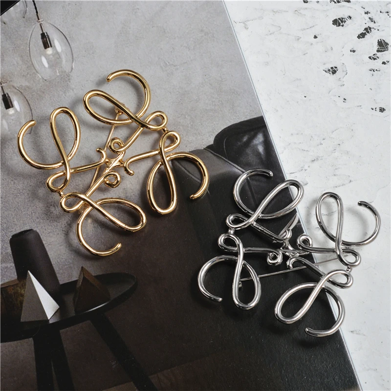 

European and American fashion retro coat sweater hollow brooch female coat pin cardigan wild brooch