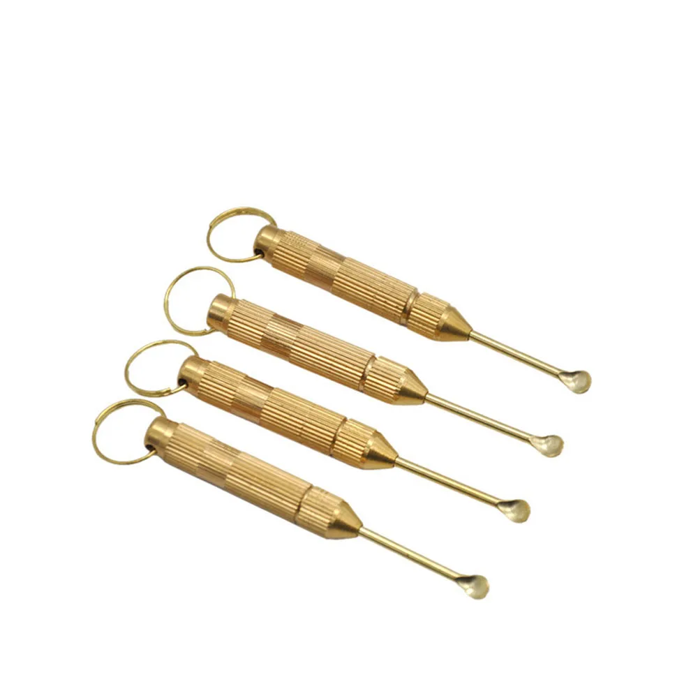 Многофункциональная золотистая металлическая ложка используется для нюхания