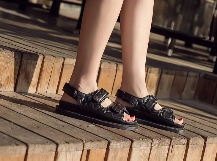Новинка; кожаные босоножки; цвет черный, белый, телесный; Женская Удобная обувь на плоской платформе с застежкой-липучкой; женские римские сандалии на толстом каблуке с открытым носком