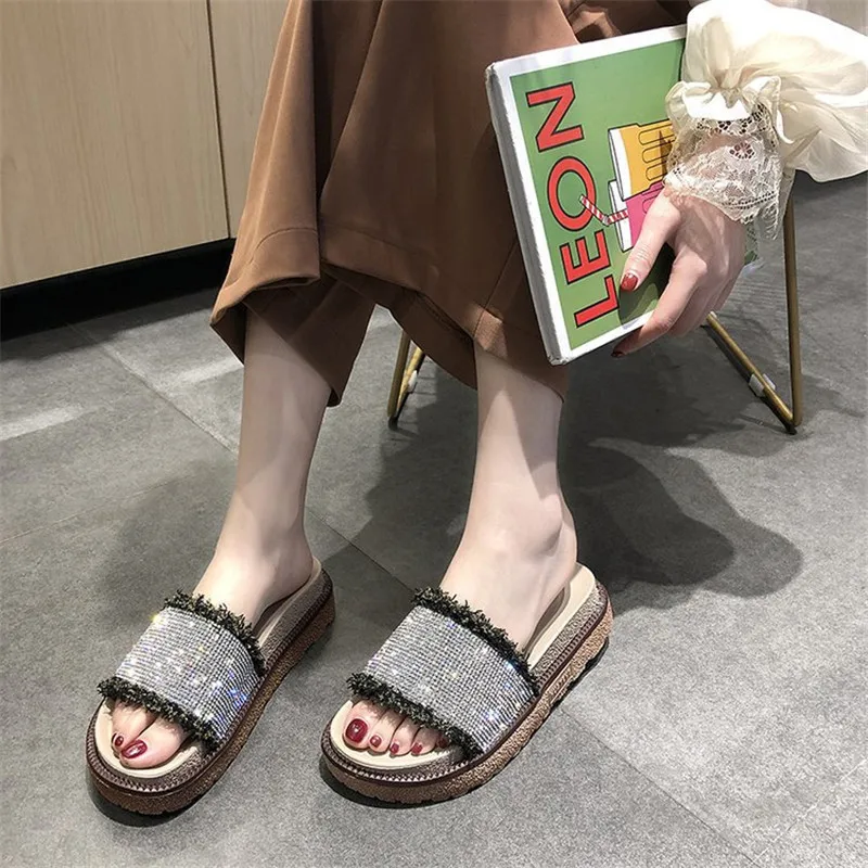 

2019 New Full Diamond Muffin Bottom Toe Word Thick Bottom Drag Lazy Flat Outdoor Female Sandals